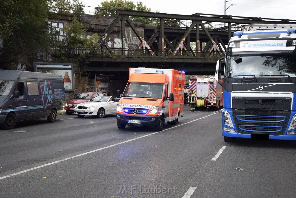 LKW blieb unter Bruecke haengen Koeln Ehrenfeld Innere Kanalstr Hornstr P460.JPG - Miklos Laubert